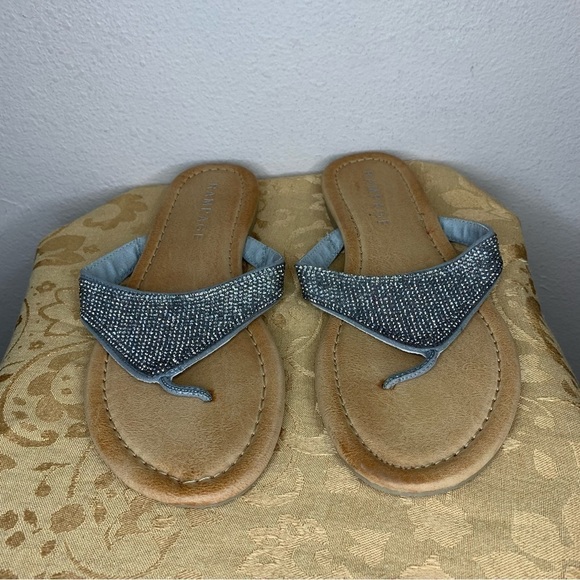 Size 6.5 Rampage Silver Studded Sandals Flats Tan Bottom Synthetic Beachy - Picture 3 of 9